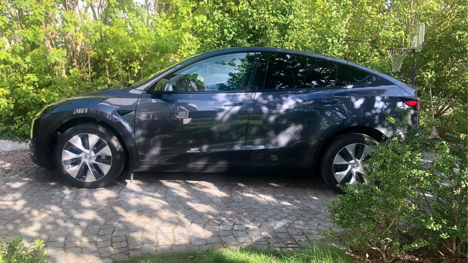 Tesla Model Y midnight silver metallic